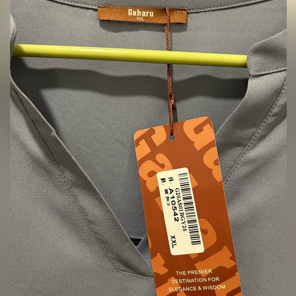 Gaharu (NWT) V-Neck Blouse with 3/4 Sleeve - Picture 5 of 6